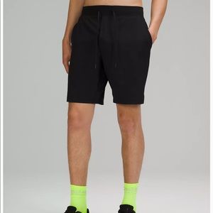 MENS LULU LEMON LINERLESS SHORTS